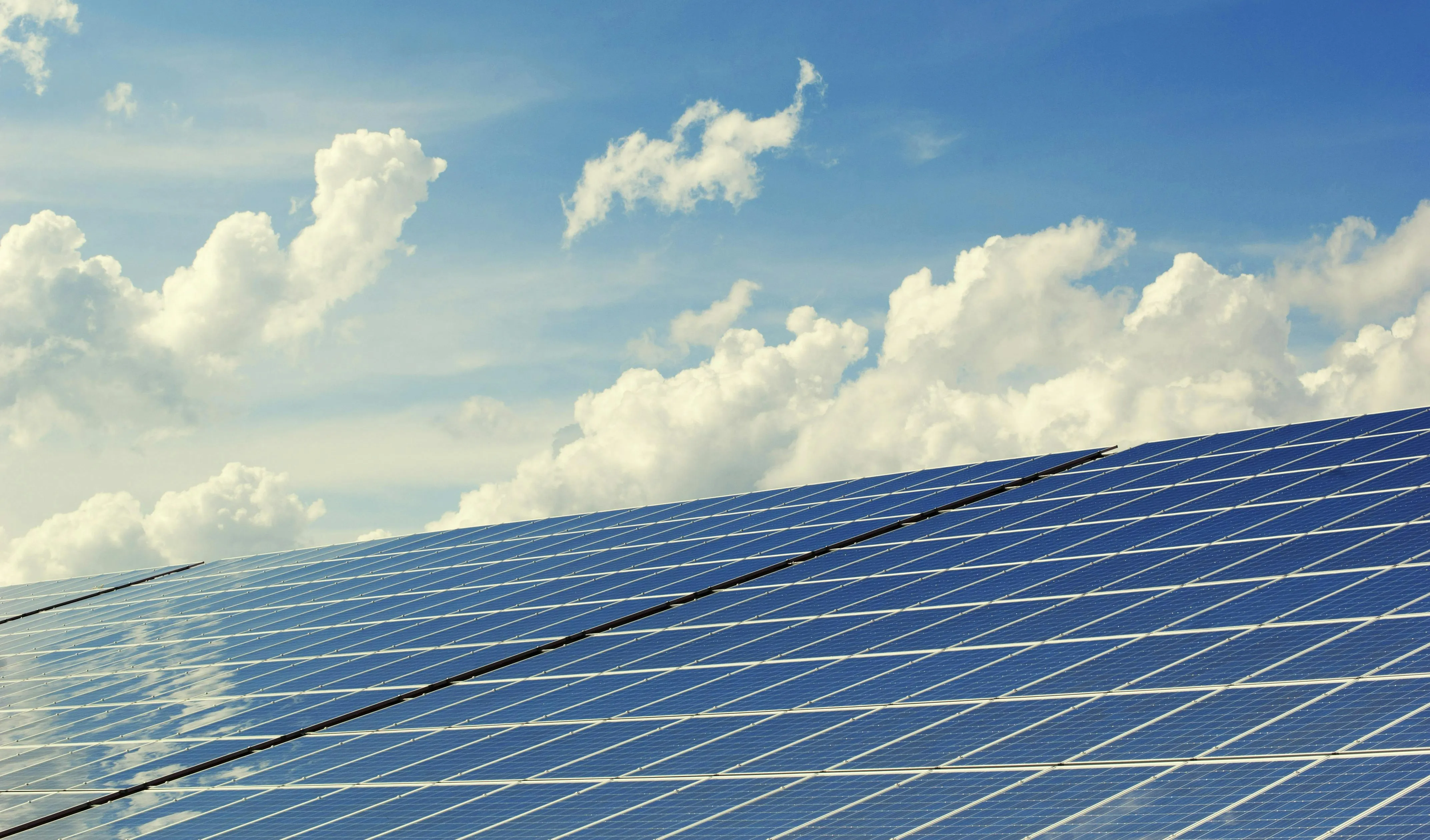 capa Investir em energia solar: O impulso para sustentabilidade e economia empresarial